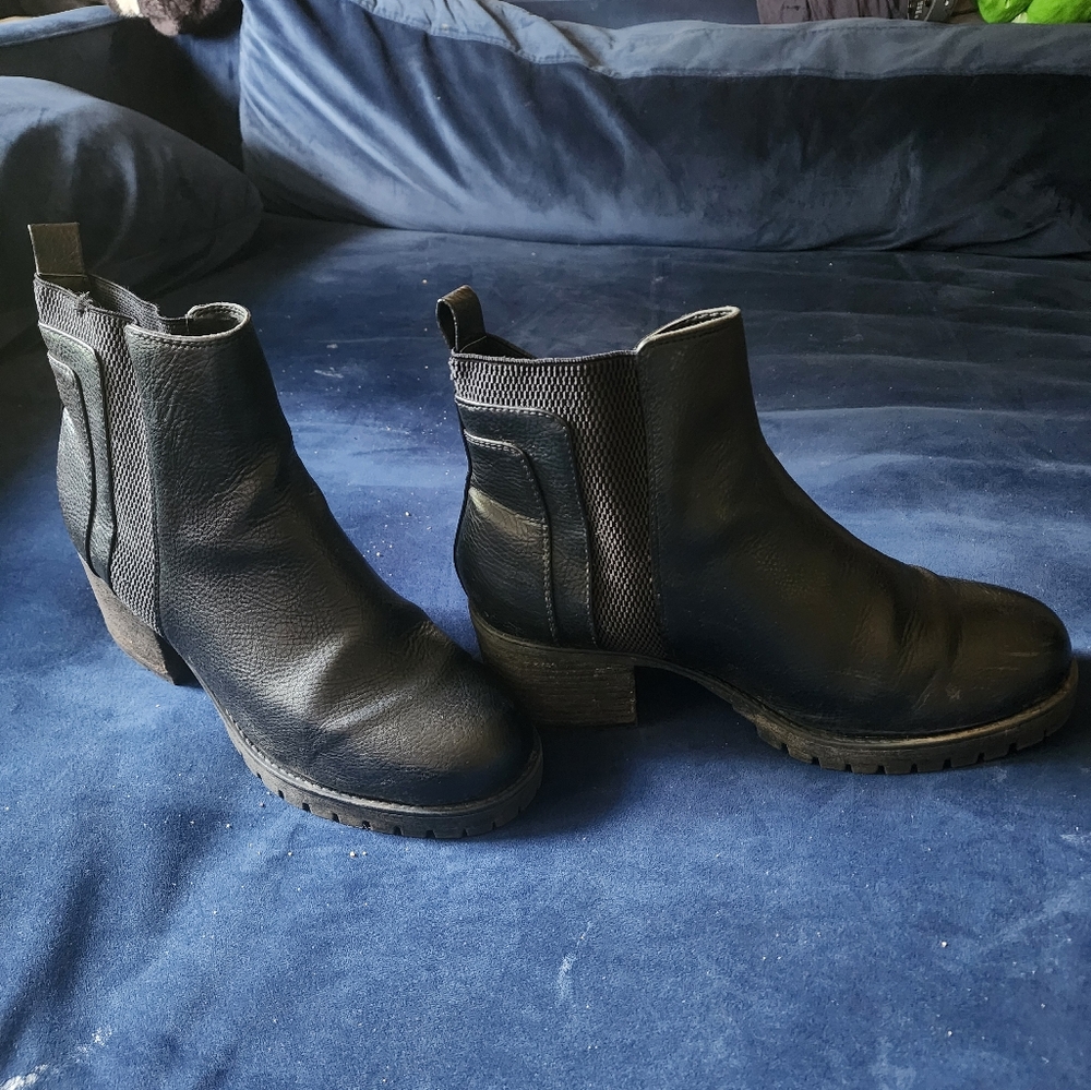 Black women's boots size 9.5 I believe Mia Colton brand